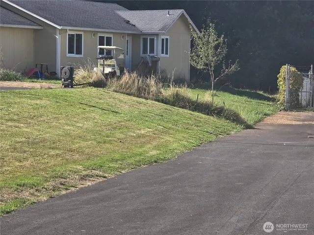 a view of a house with backyard and plants