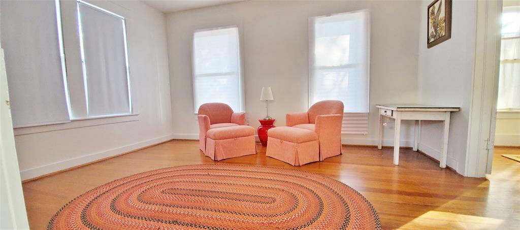 Great roommate plan or space for office.  Unit is behind Artique Gallery and walking distance to restaurants and shops.  Great Heights location only minutes away from downtown.  2 reserved tandem parking spaces.