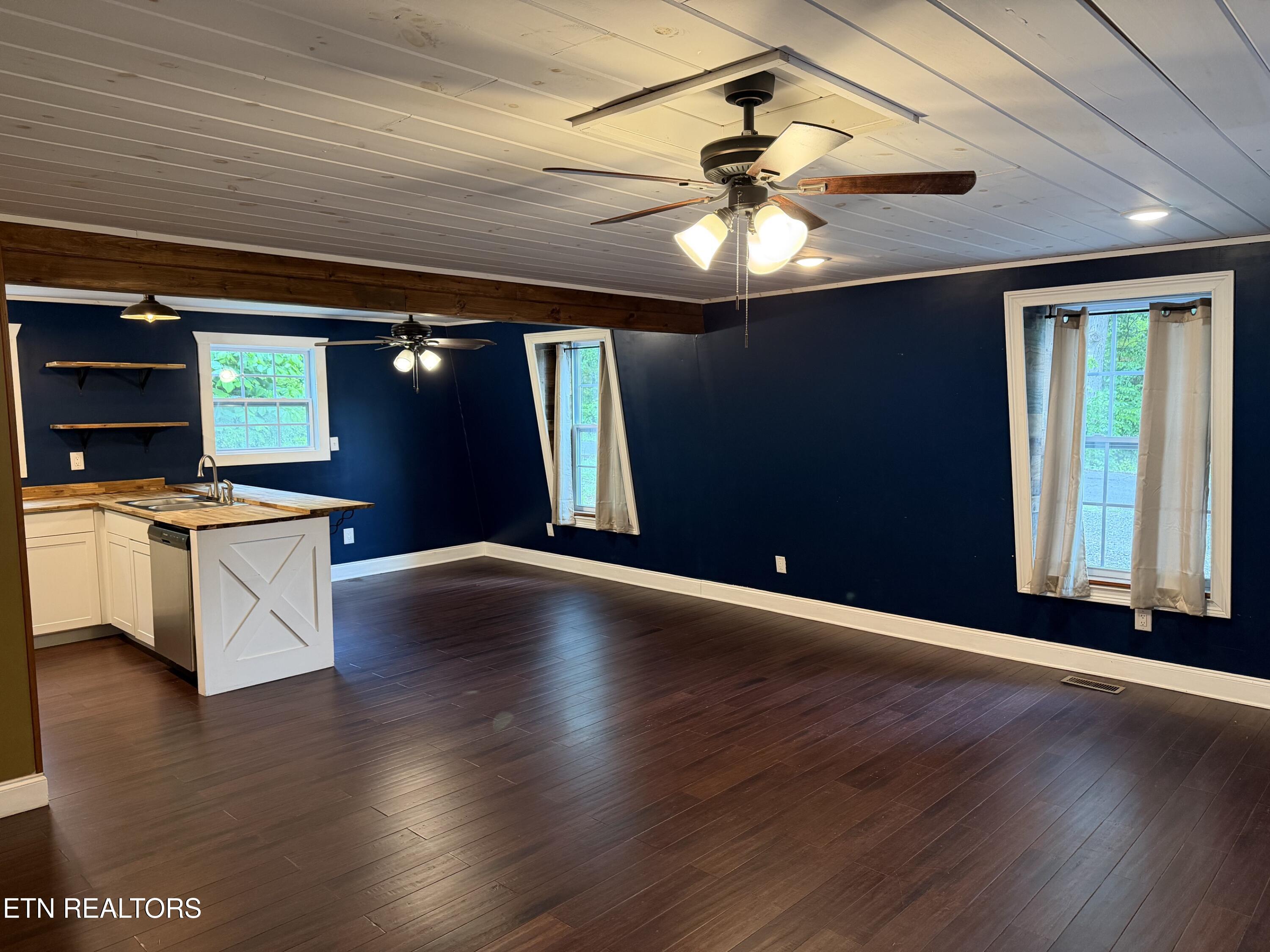 913 Topside Road Sevierville, TN 37862 - Photo 5 of 28 Familyroom/Kitchen