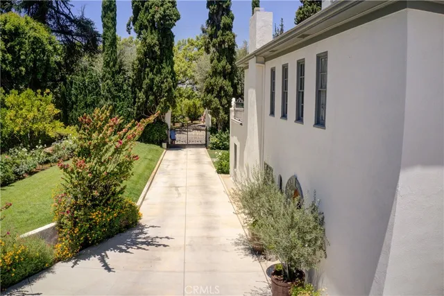 a view of a backyard of the house