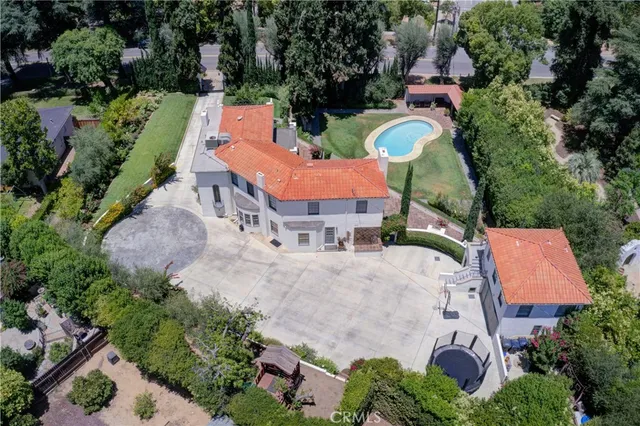 an aerial view of a house with yard swimming pool and outdoor seating