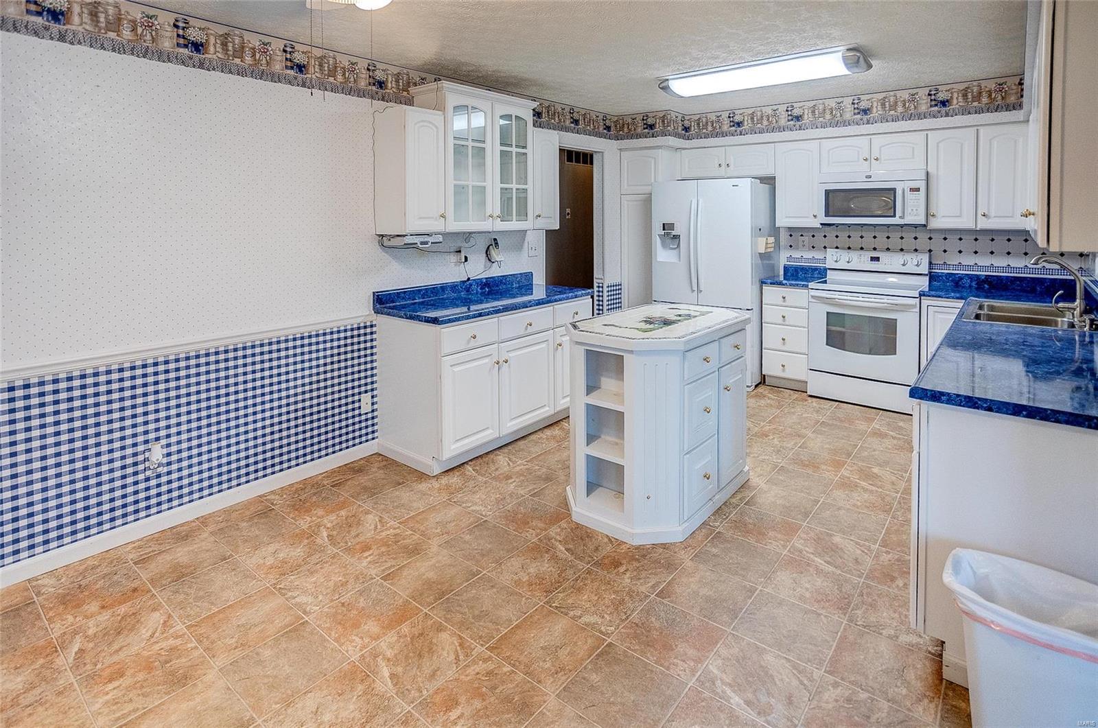 923 Reservoir Road Staunton, IL 62088 - Photo 7 of 26