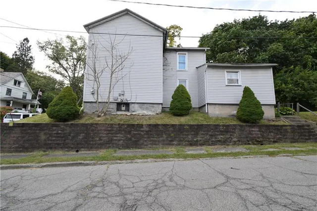 a view of a house with a yard and plants