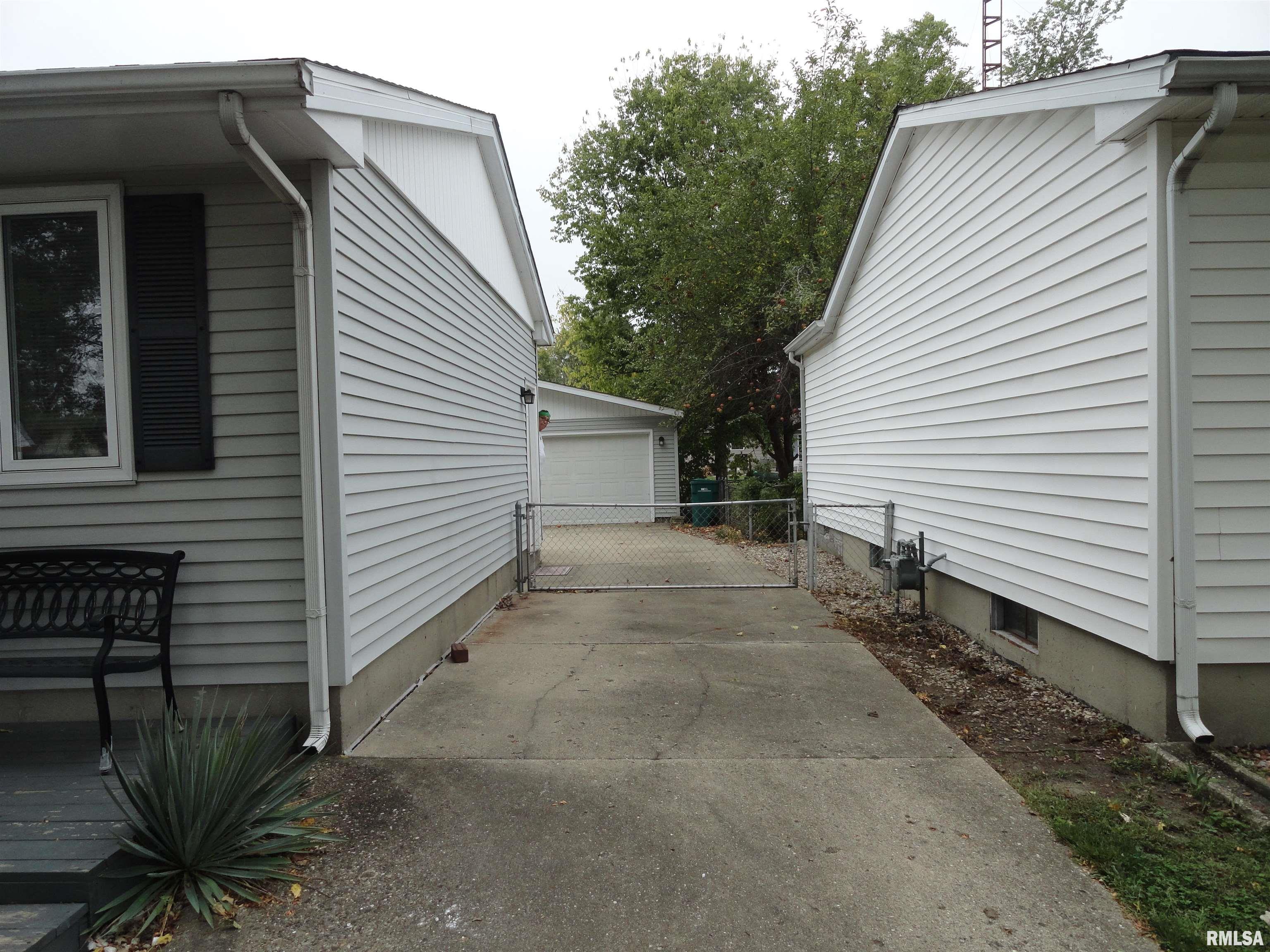 2420 Sutherland Road Springfield, IL 62702 - Photo 8 of 26