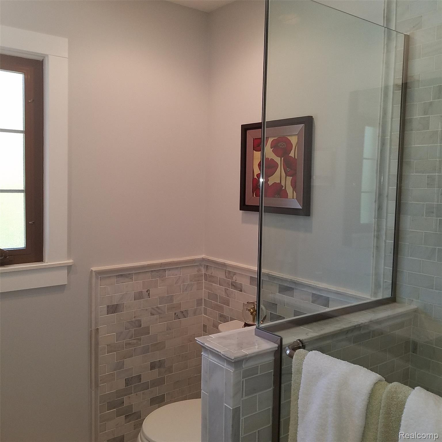 412 Roland Court Grosse Pointe, MI 48236 - Photo 18 of 44 412 Roland Ct Hall Bath 2.jpg