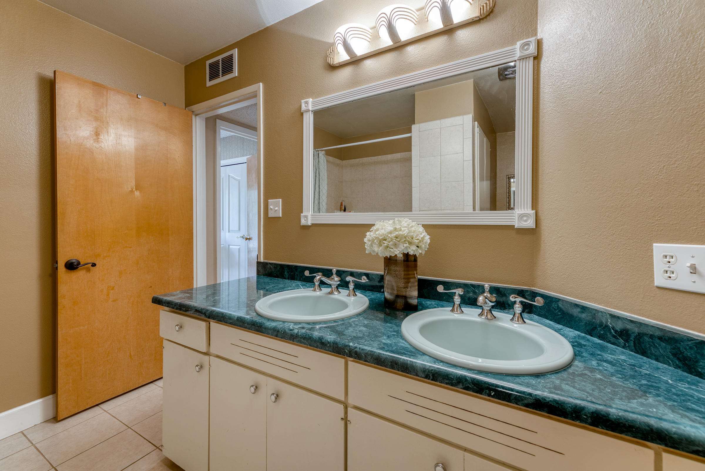 19970 Loafer Way Redding, CA 96002 - Photo 13 of 20 a bathroom with a sink and a mirror