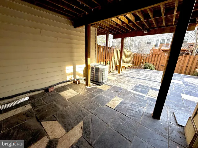 a view of entryway with a patio