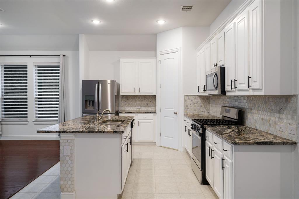 2144 Spencer Lane Carrollton, TX 75010 - Photo 6 of 31