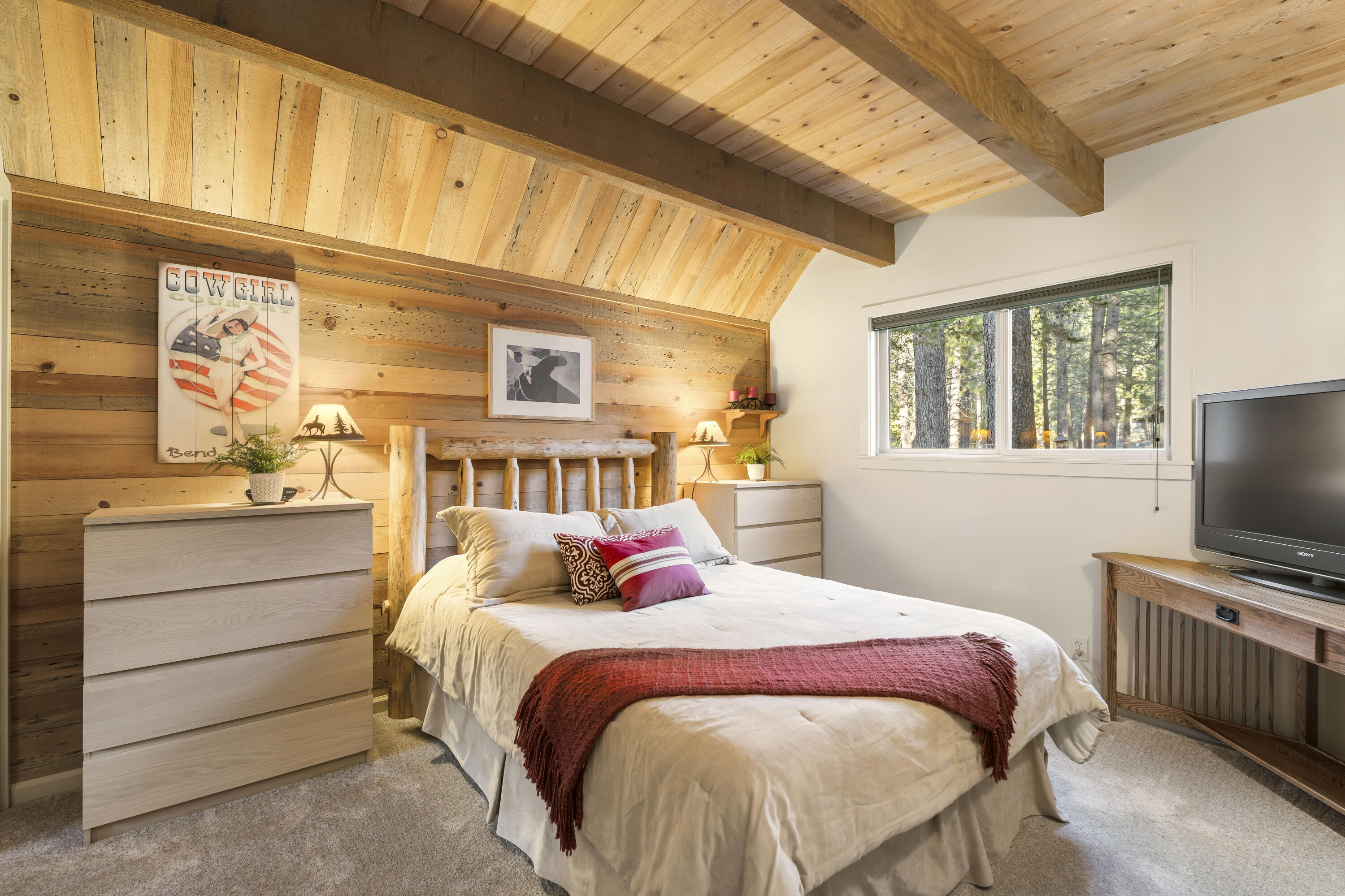 57532 Tamarack Lane, Unit 10 Sunriver, OR 97707 - Photo 10 of 21 Main Level bedroom