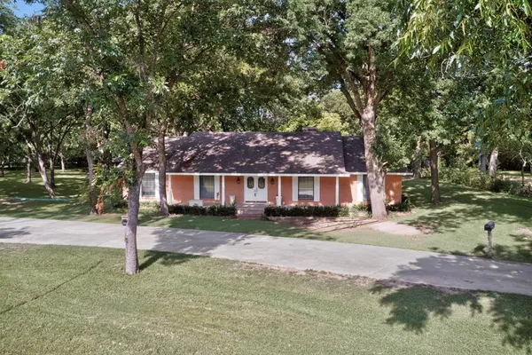 $600,000 | 300 North Chattey Road, DeSoto, TX 75115
