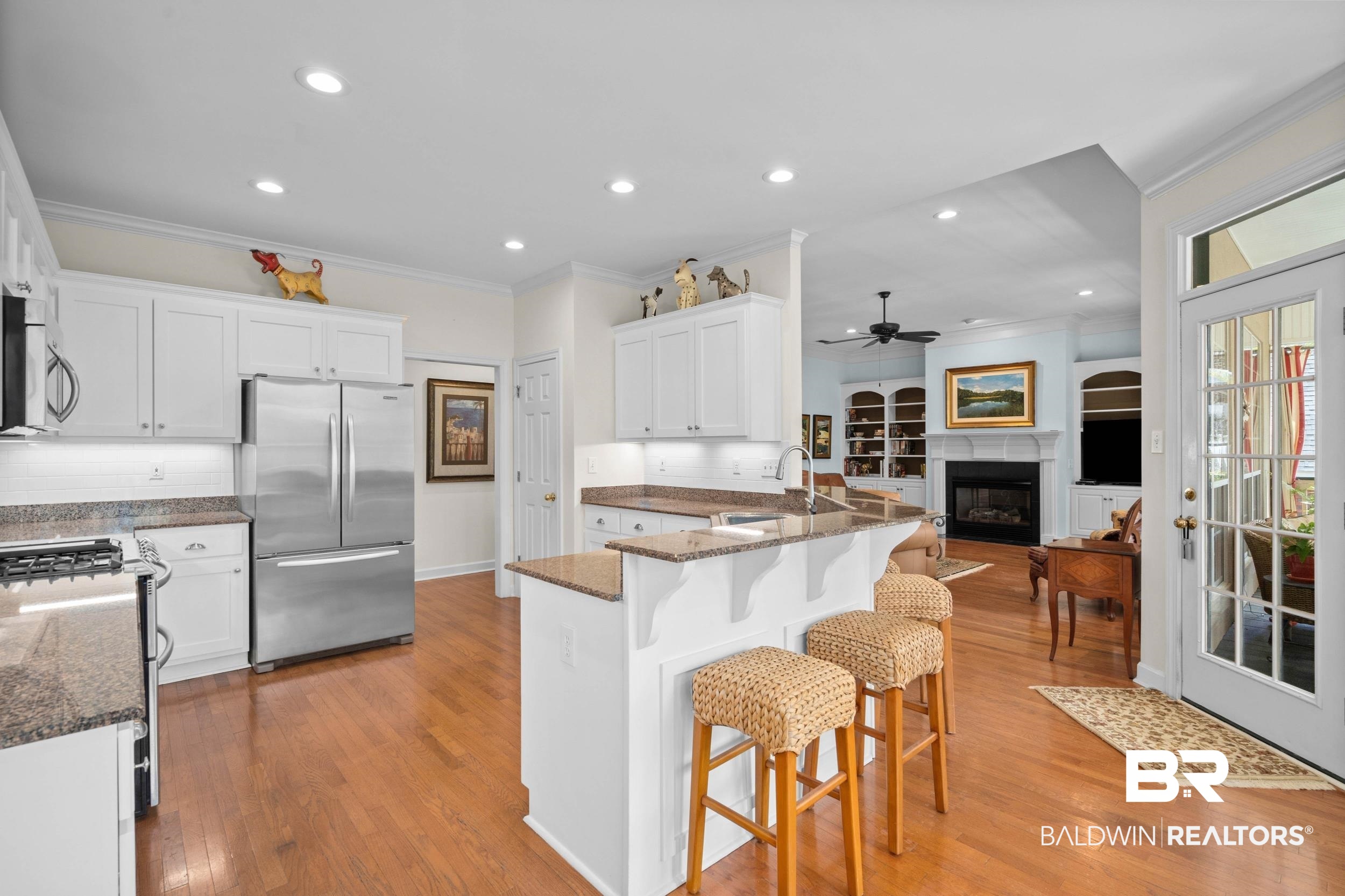 104 Pebble Court Fairhope, AL 36532 - Photo 25 of 73 Breakfast bar with bar stool area