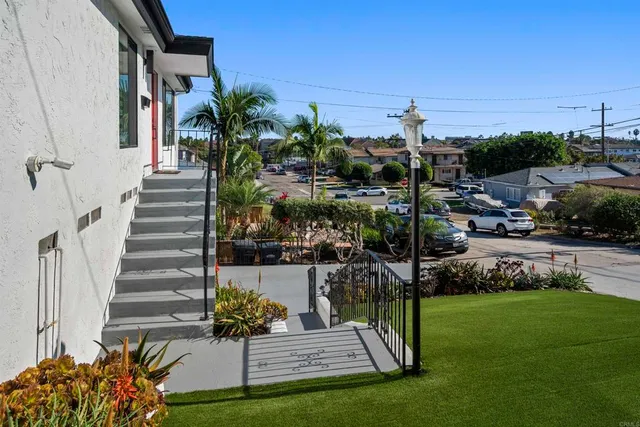 a view of entryway and hall