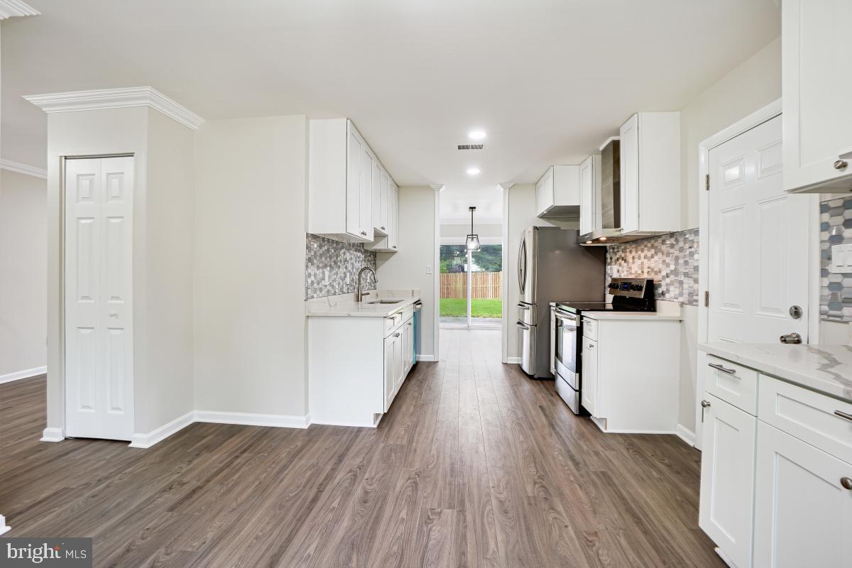 17404 Hoskinson Road Poolesville, MD 20837 - Photo 11 of 30 New kitchen with new cabinets