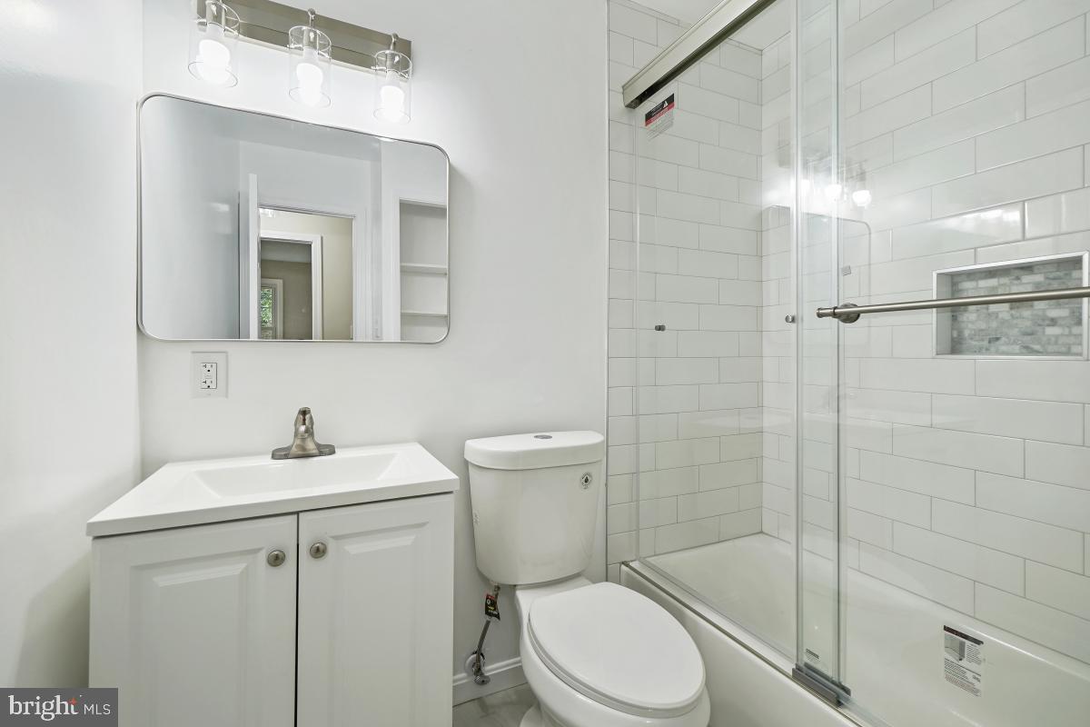 17404 Hoskinson Road Poolesville, MD 20837 - Photo 23 of 30 2nd Bathroom