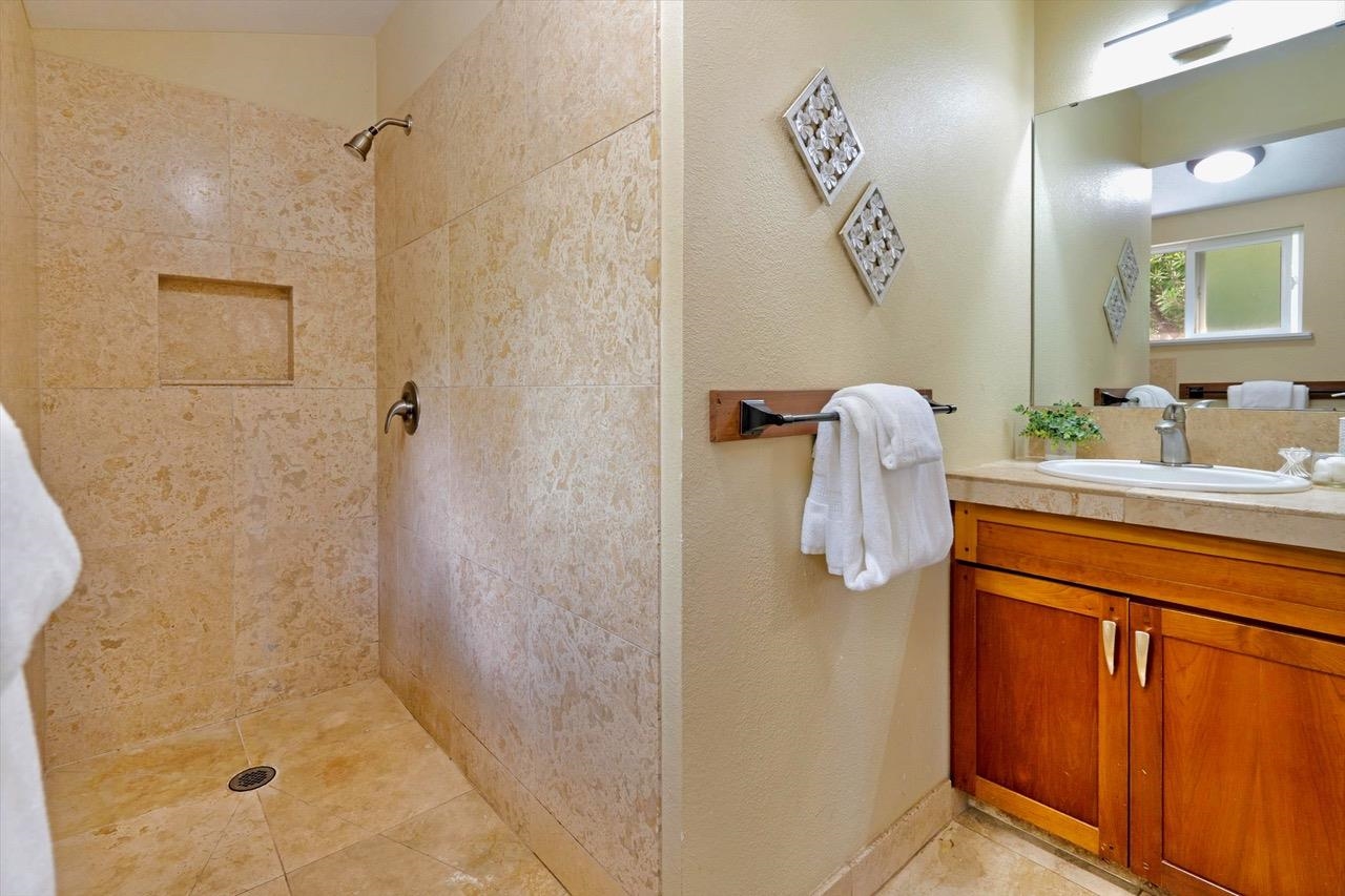 1115 Pookela Road Makawao, HI 96768 - Photo 20 of 37 a bathroom with a sink vanity and mirror