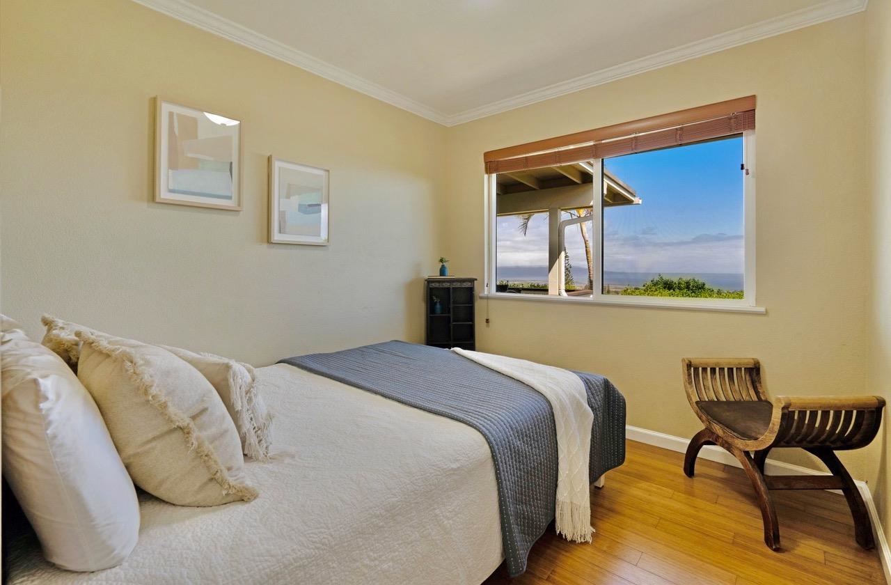 1115 Pookela Road Makawao, HI 96768 - Photo 23 of 37 a bedroom with a bed and chair