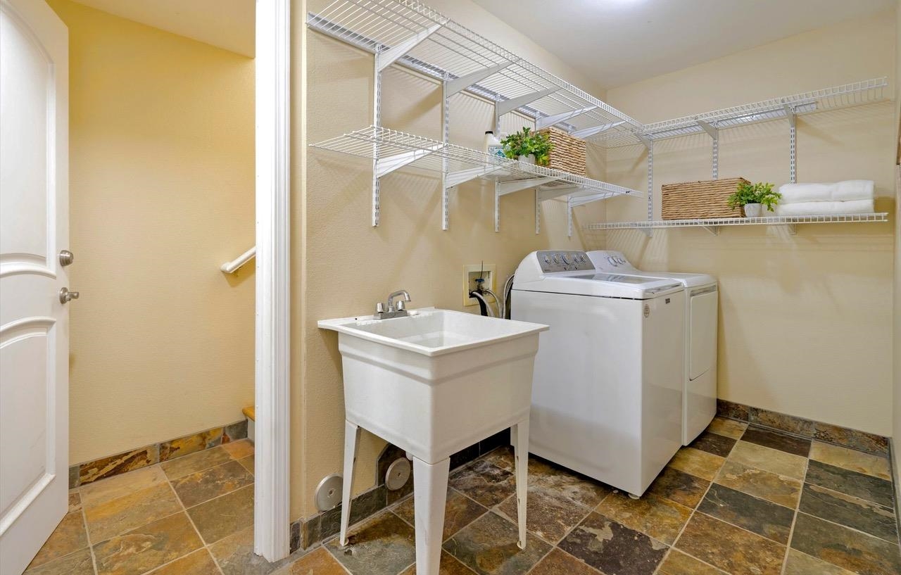 1115 Pookela Road Makawao, HI 96768 - Photo 33 of 37 a utility room with dryer and washer