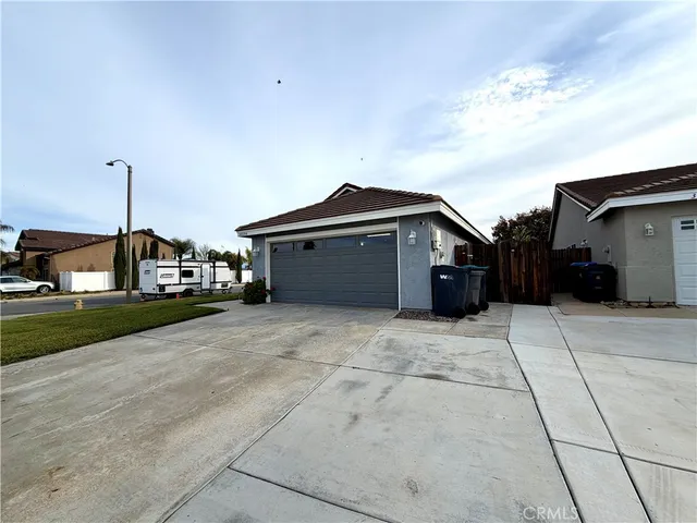 a view of a house with backyard and trees