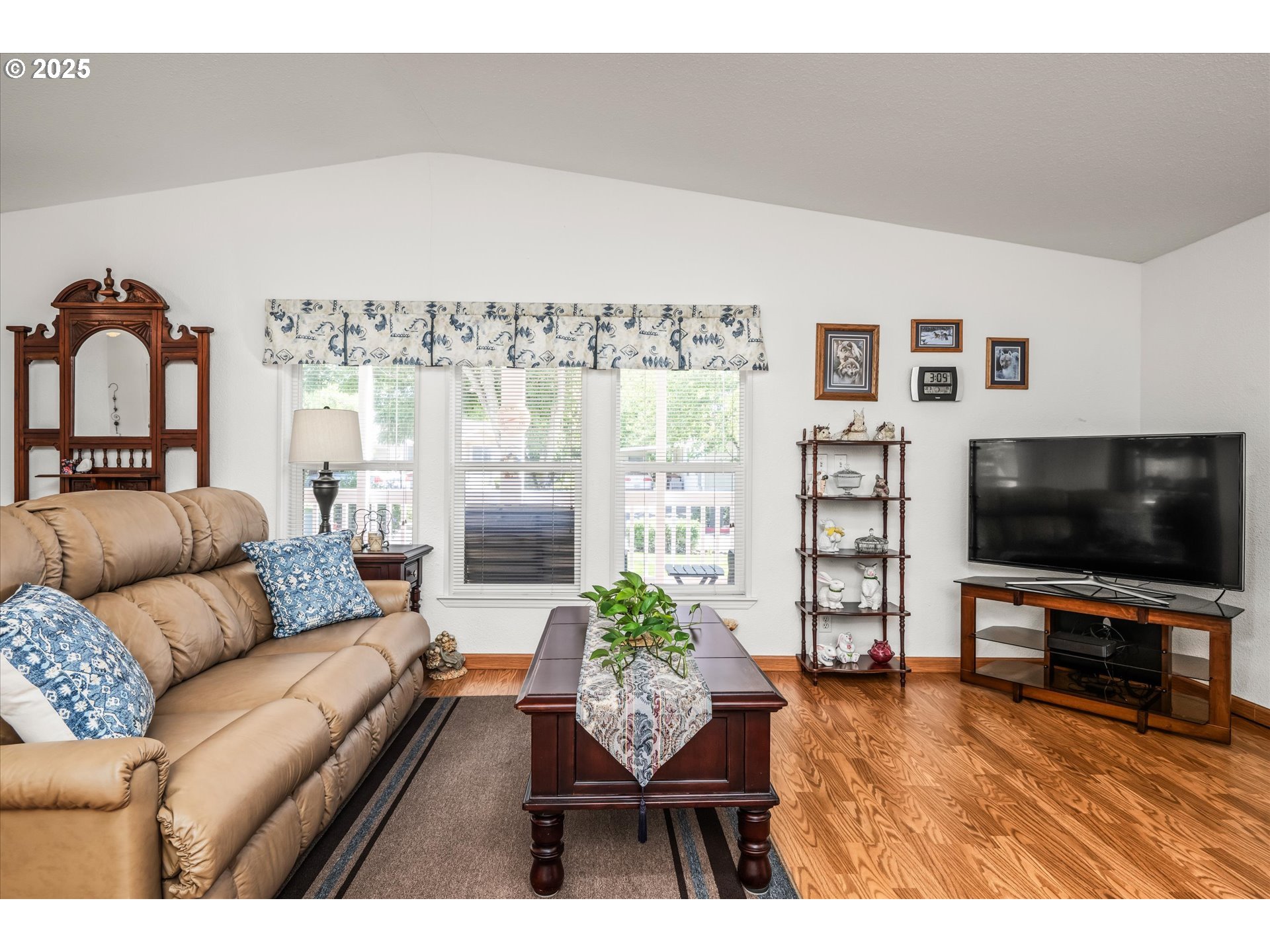 2668 Maia Loop Springfield, OR 97477 - Photo 8 of 28 a living room with furniture and a flat screen tv