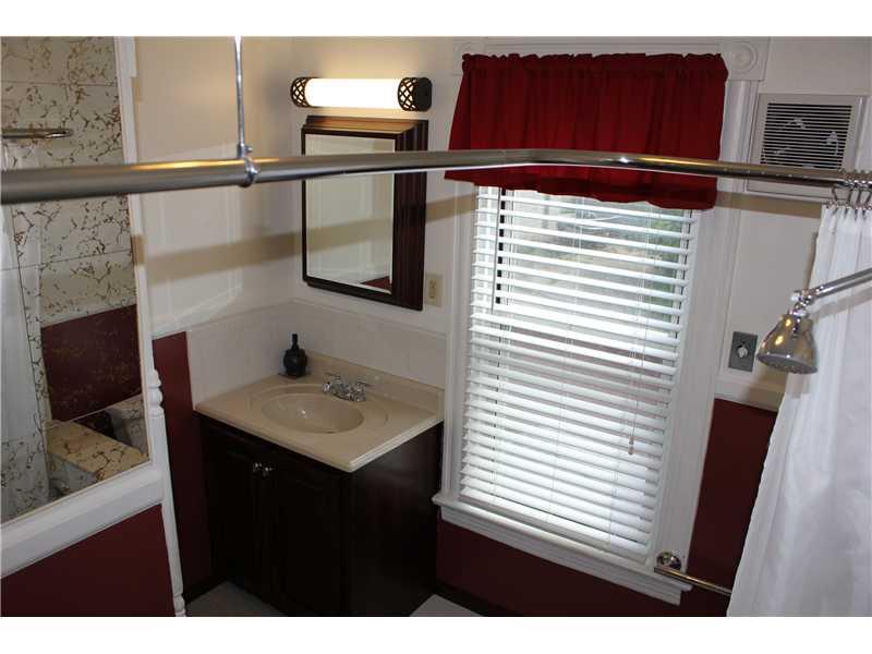 104 Summit Street Butler, PA 16001 - Photo 10 of 22 Full Bath.