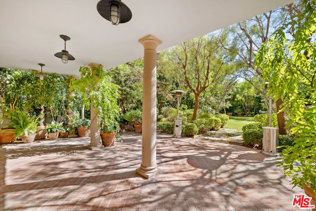 625 Foothill Road Beverly Hills, CA 90210 - Photo 9 of 22 a view of a outdoor space