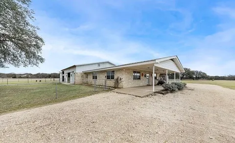 a view of a house with backyard