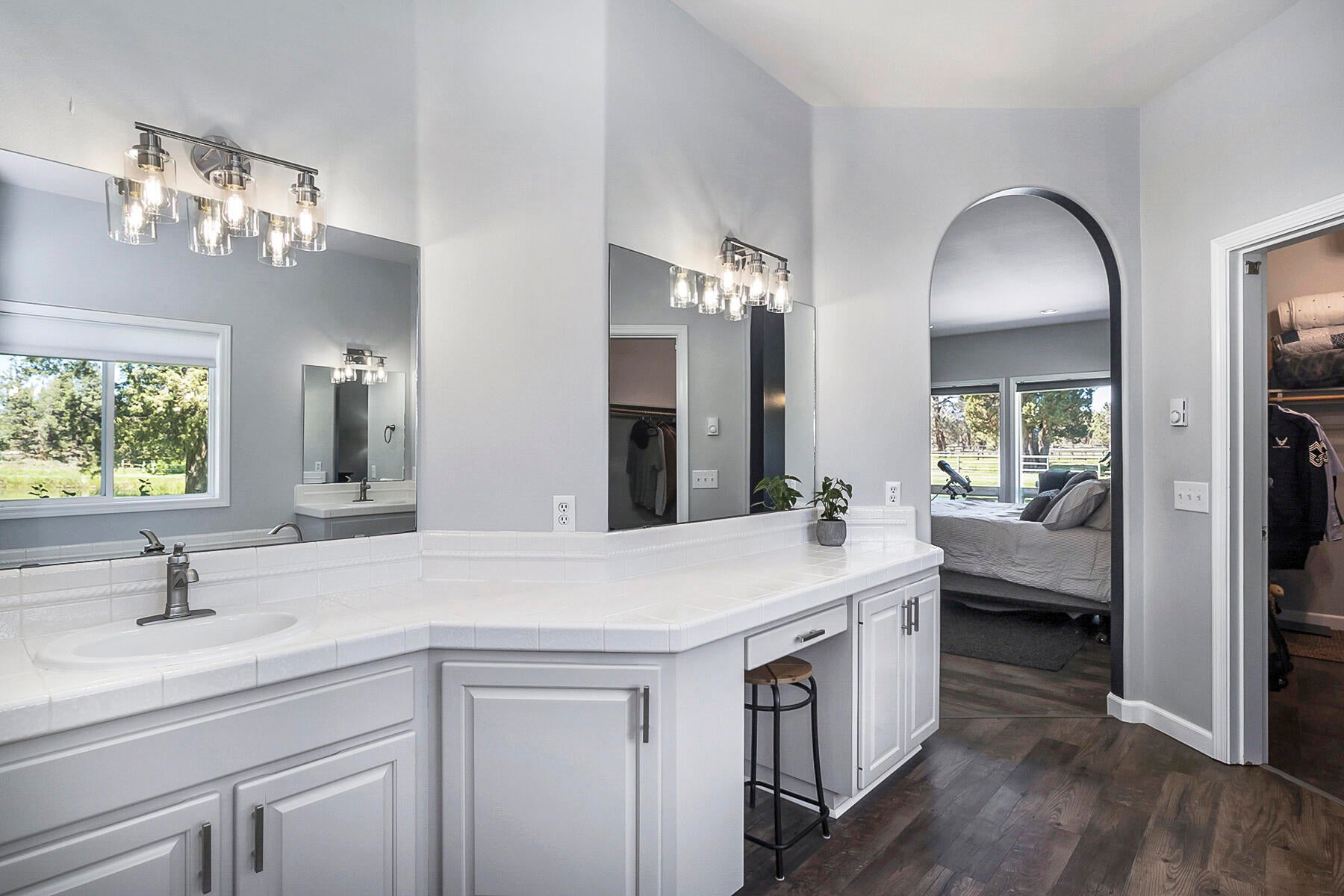 24055 Dodds Road Bend, OR 97701 - Photo 31 of 61 Vanity & Make-up Station