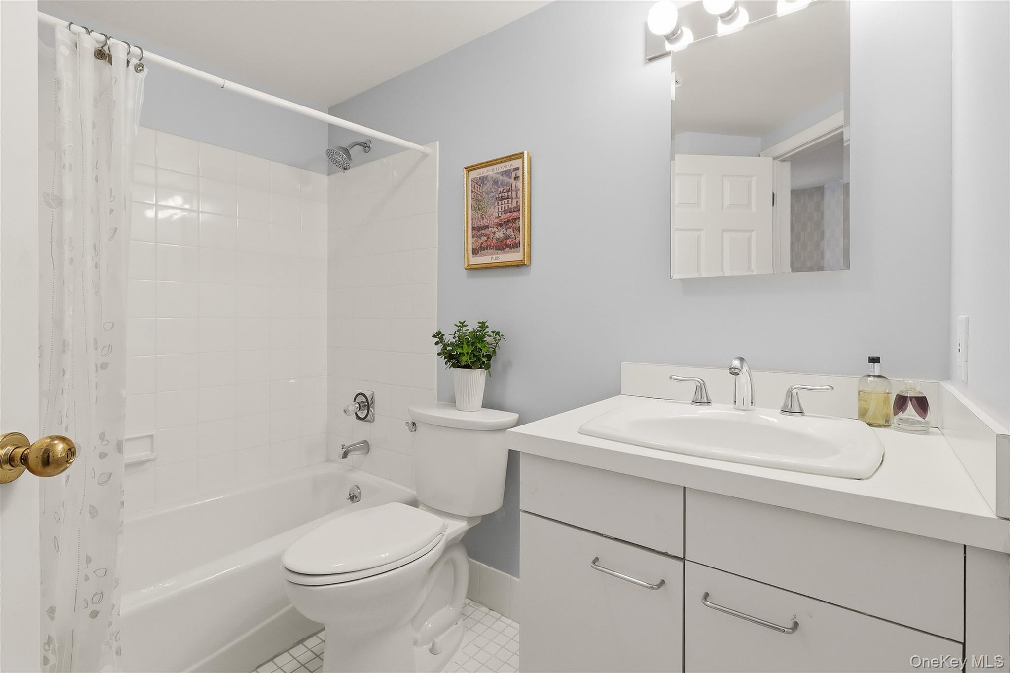 333 North State Road, Unit 45 Briarcliff Manor, NY 10510 - Photo 18 of 26 hall full bathroom.
