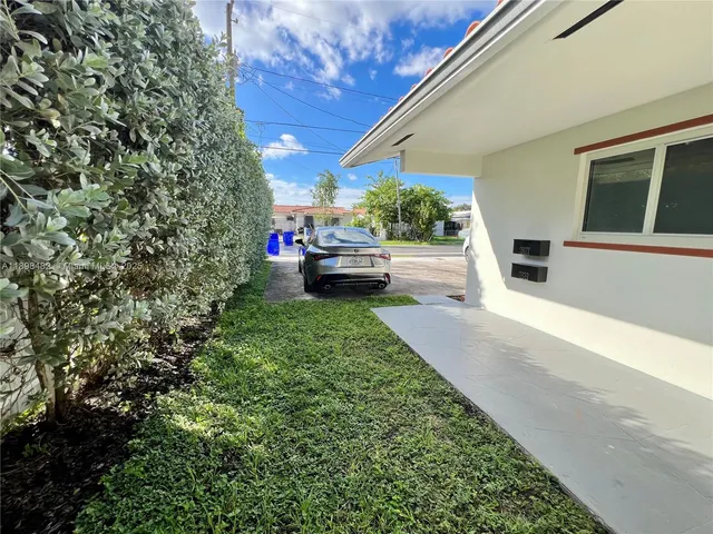 a view of a back yard