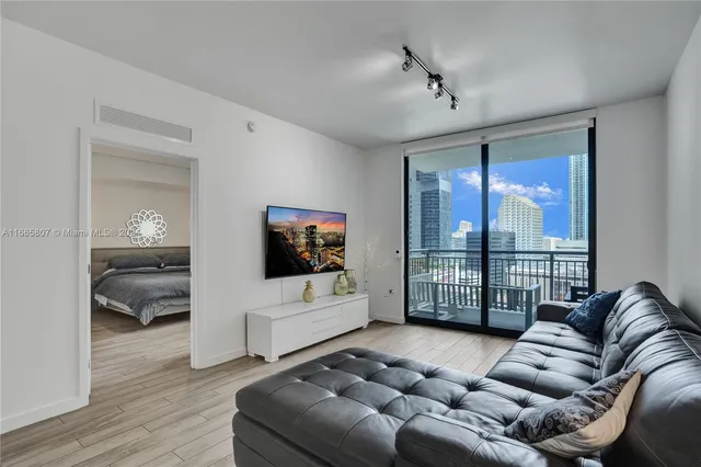 $659,000 | 999 Southwest 1st Avenue, Unit 1807, Miami, FL 33130