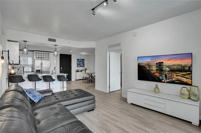 $659,000 | 999 Southwest 1st Avenue, Unit 1807, Miami, FL 33130