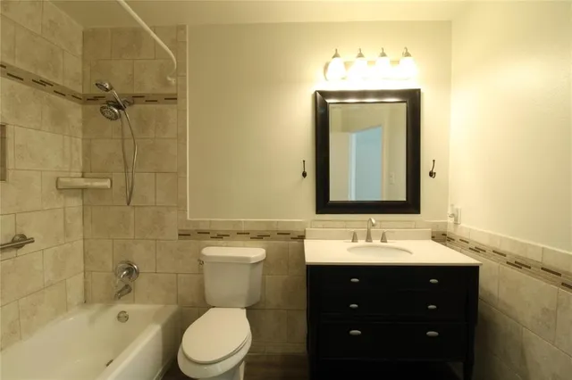 $1,600 | 605 Carriagehouse Lane, Unit B2, Garland, TX 75040