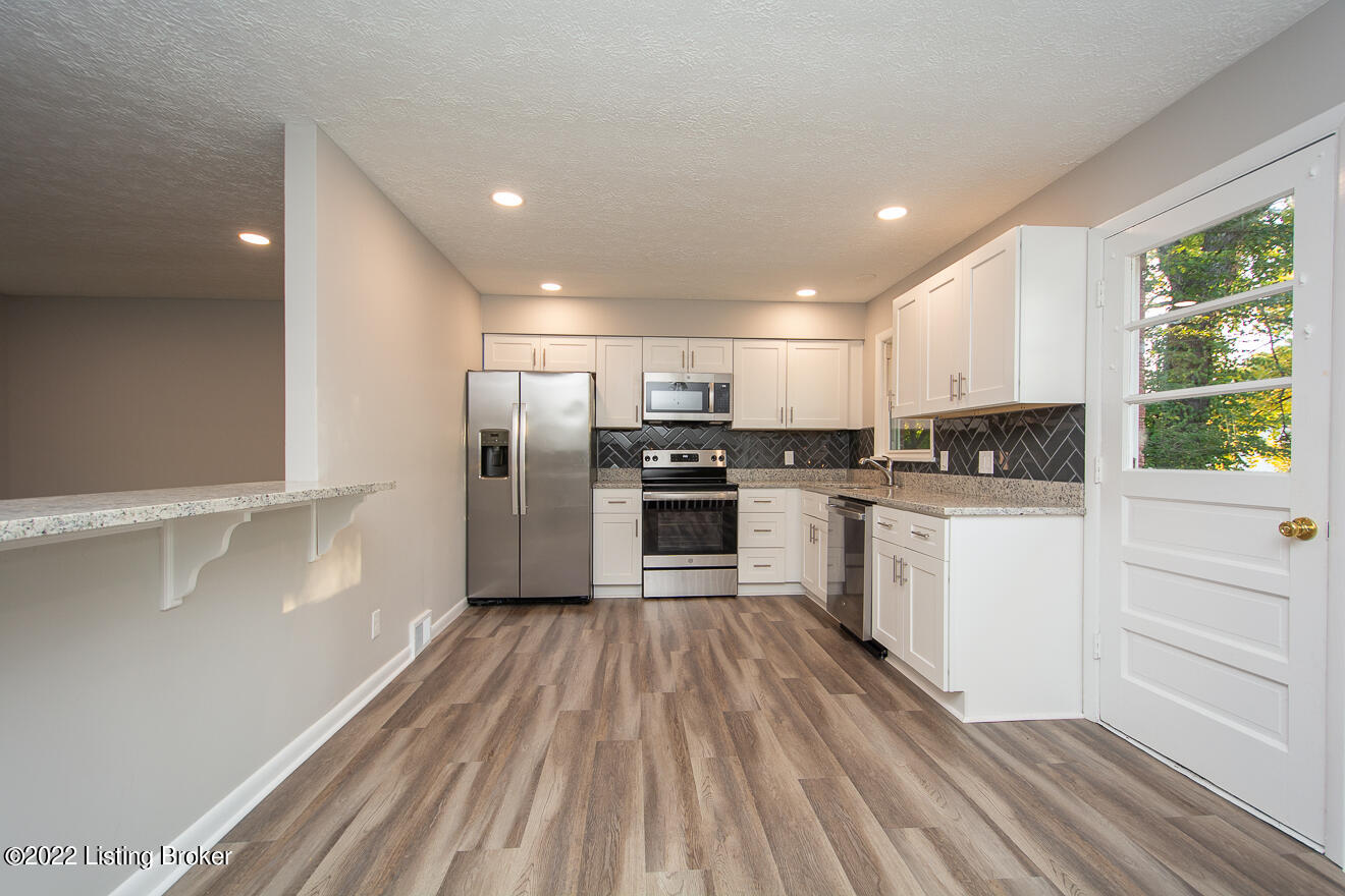 9310 Fairground Road Louisville, KY 40291 - Photo 8 of 48 Eat in Kitchen