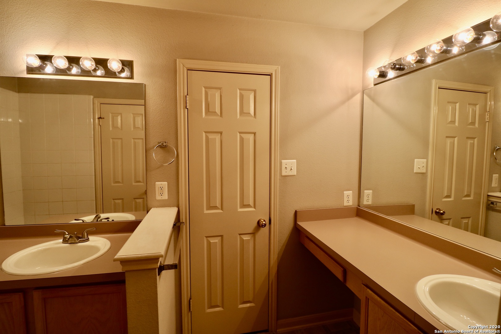 7 Claybrook San Antonio, TX 78254 - Photo 14 of 21 a bathroom with a sink and a mirror
