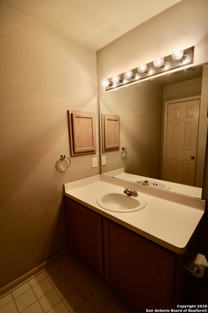 7 Claybrook San Antonio, TX 78254 - Photo 18 of 21 a bathroom with a sink and a mirror