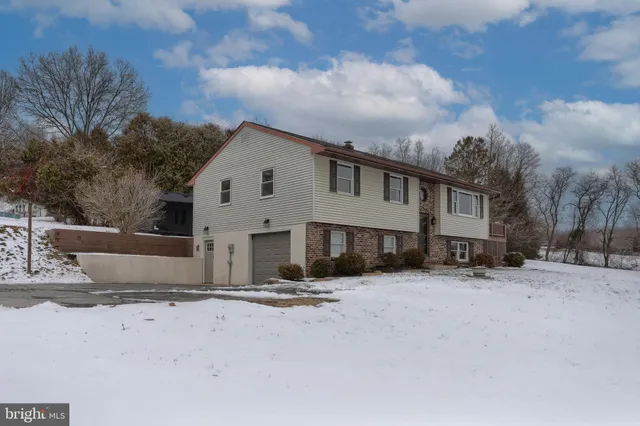 $415,000 | 121 Mimosa Lane, Leesport, PA 19533