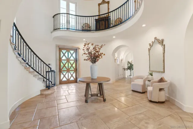 a view of entryway with livingroom