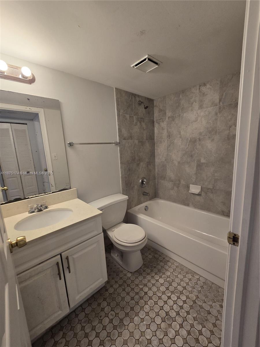 10600 Northwest 10th Street, Unit 106 Pembroke Pines, FL 33026 - Photo 12 of 17 a bathroom with a sink a toilet and a bathtub