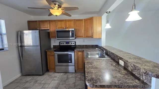 $2,150 | 10600 Northwest 10th Street, Unit 106, Pembroke Pines, FL 33026