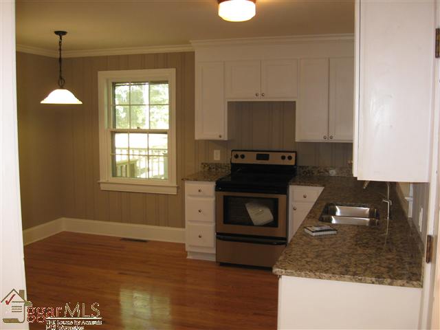 142 Lullwater Road Greenville, SC 29607 - Photo 3 of 18 Gallery Image 3