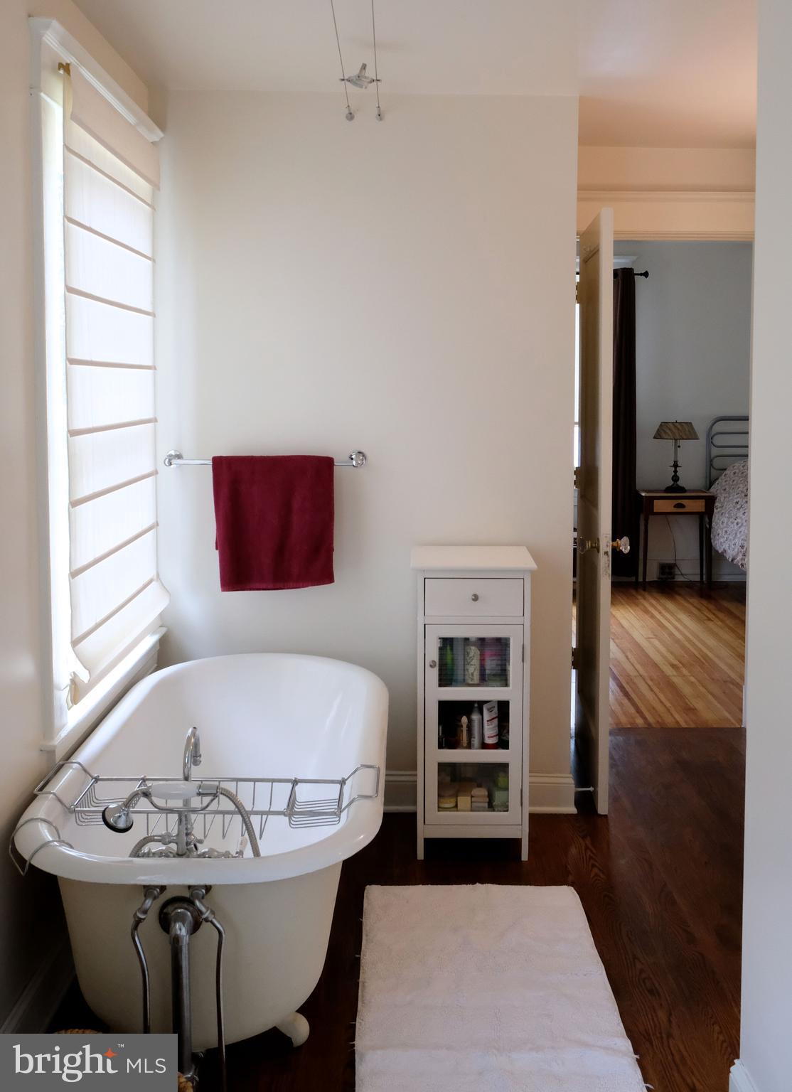 3504 Newland Road Baltimore, MD 21218 - Photo 23 of 34 2nd floor bath - claw foot tub