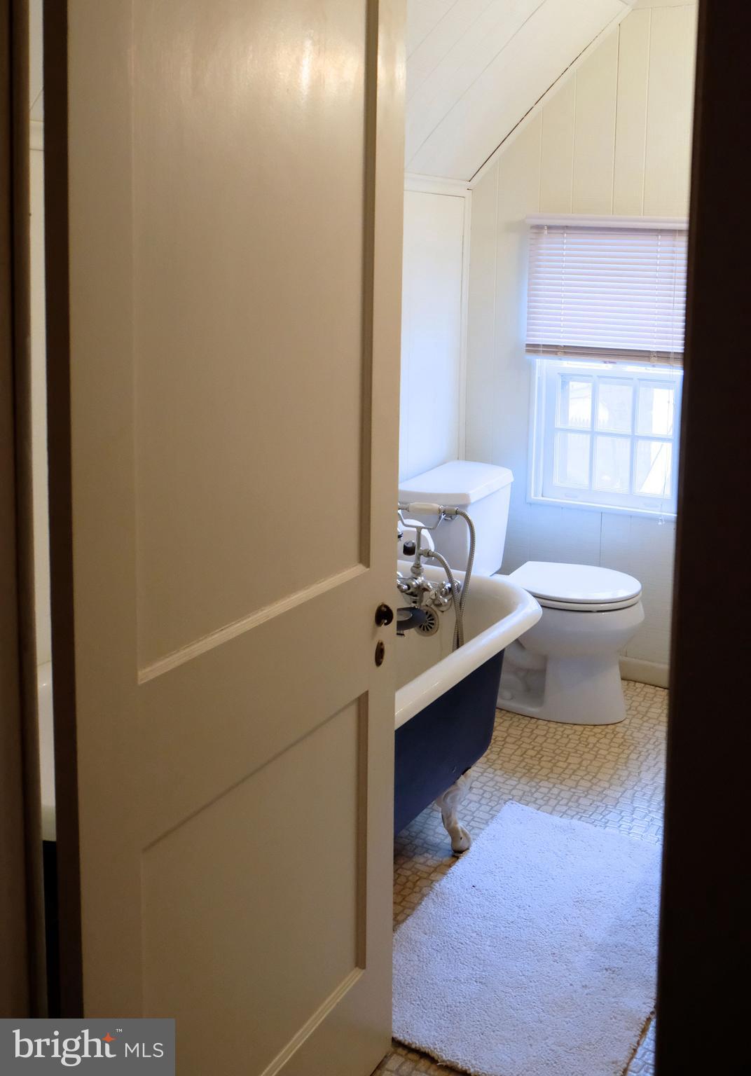 3504 Newland Road Baltimore, MD 21218 - Photo 30 of 34 3rd floor bath - claw foot tub
