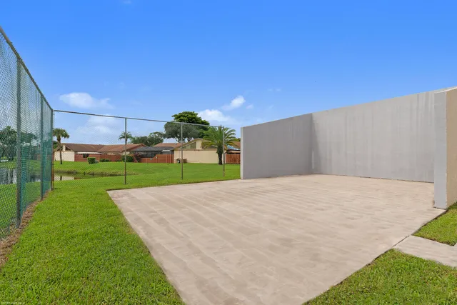 a view of a backyard