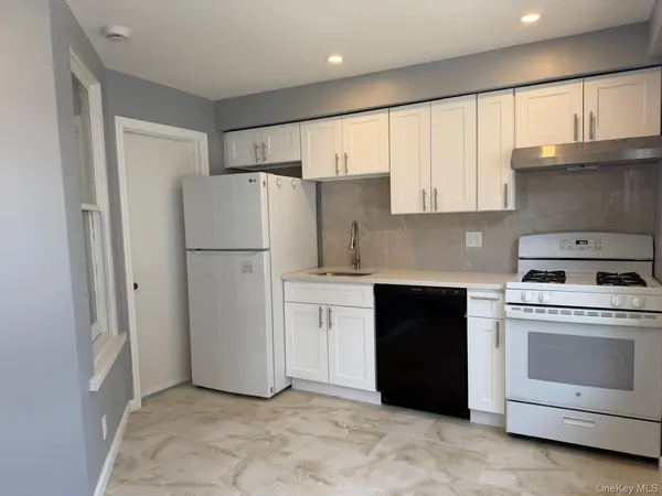$2,600 | 24 Doxsey Place, Unit 2, Lynbrook, NY 11563