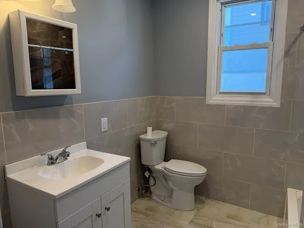 $2,600 | 24 Doxsey Place, Unit 2, Lynbrook, NY 11563