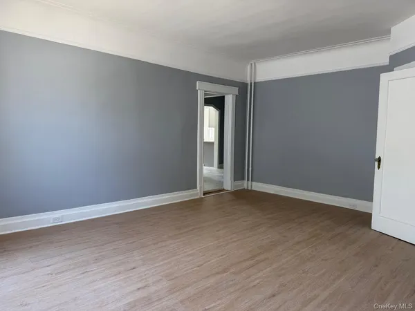 $2,600 | 24 Doxsey Place, Unit 2, Lynbrook, NY 11563