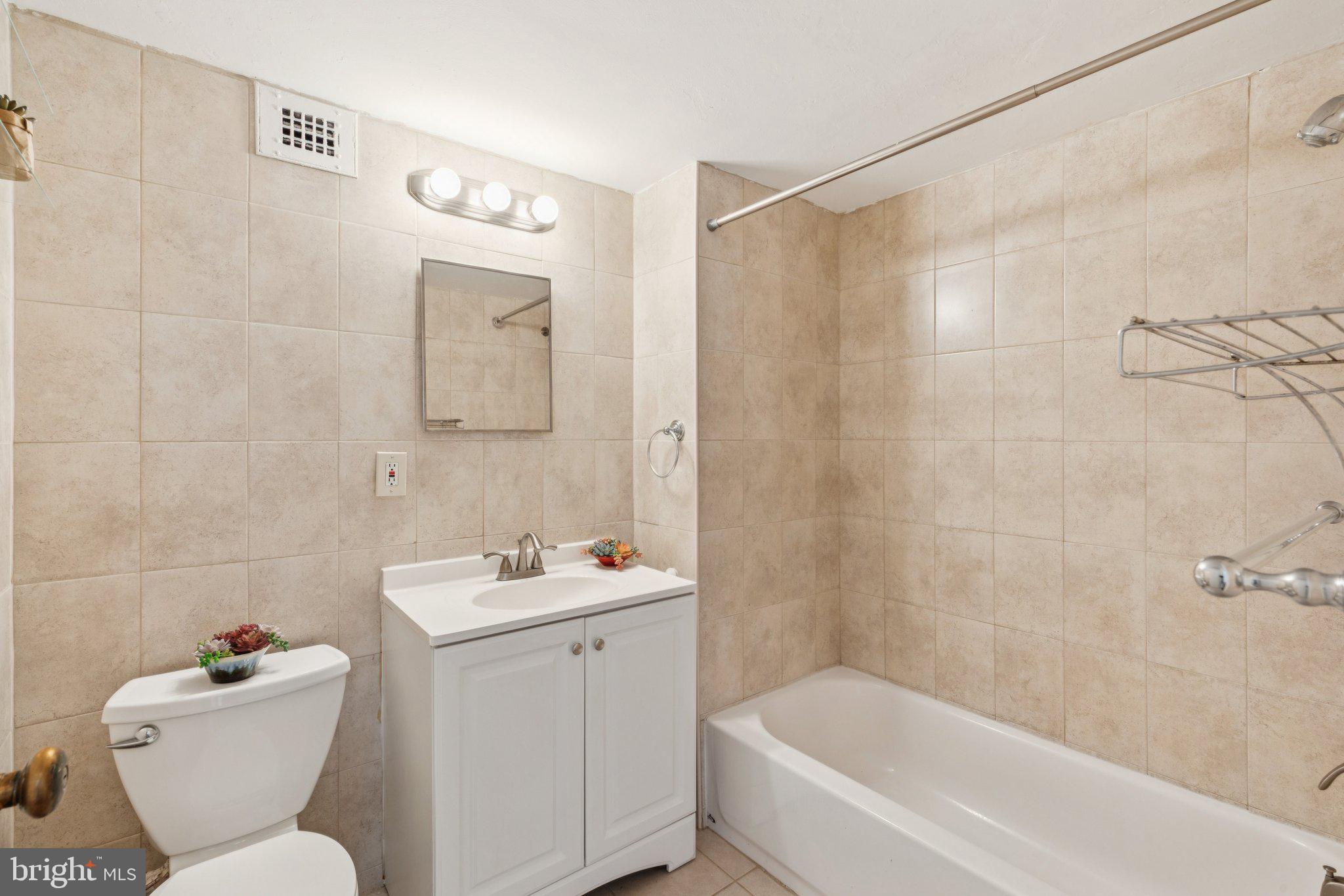 1810-1818 Rittenhouse Square, Unit 1605 Philadelphia, PA 19103 - Photo 5 of 21 Large Tile Bathroom