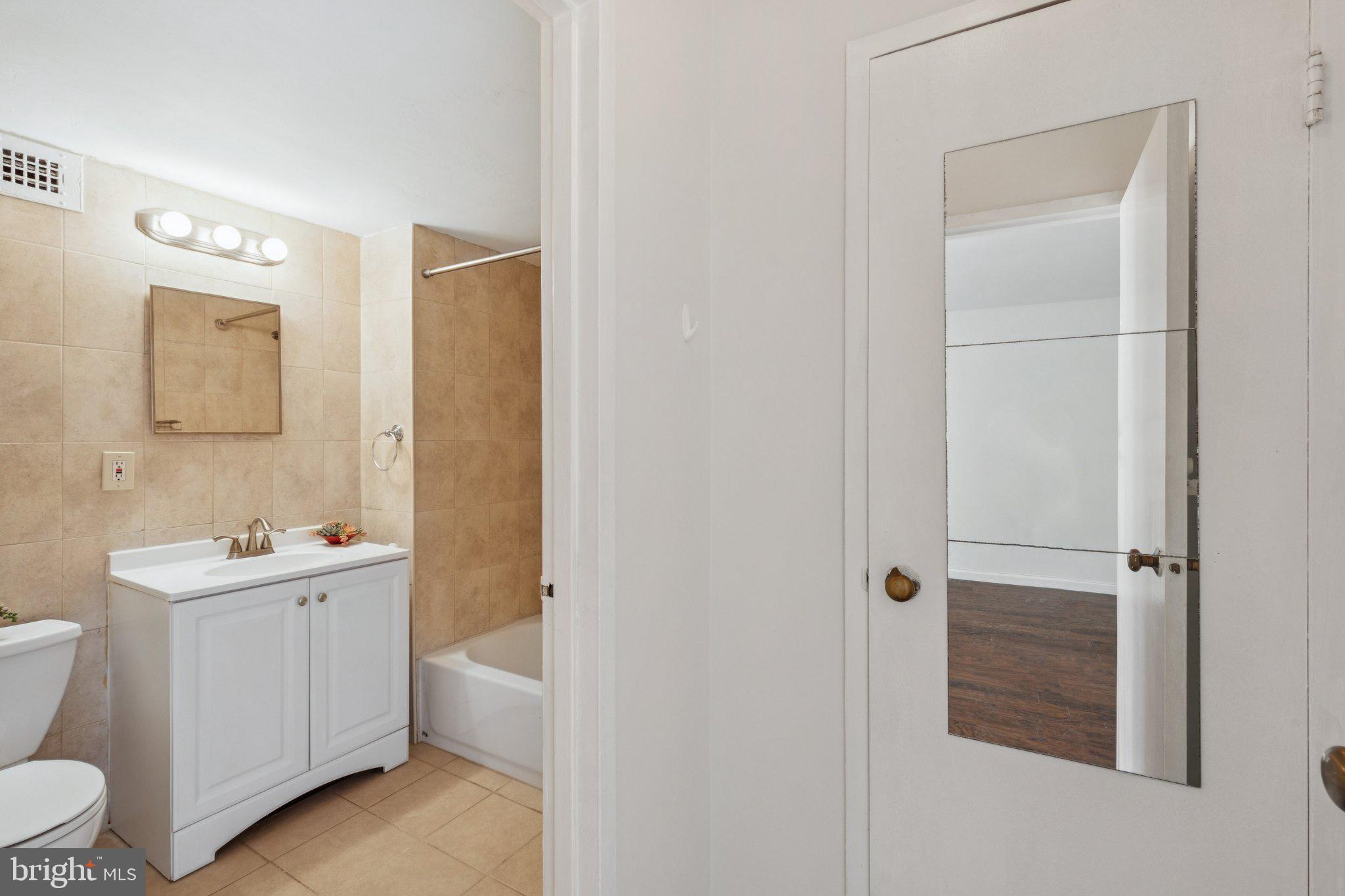 1810-1818 Rittenhouse Square, Unit 1605 Philadelphia, PA 19103 - Photo 6 of 21 Hallway