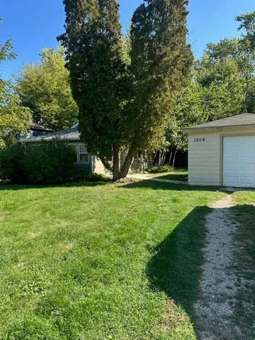 a view of a backyard