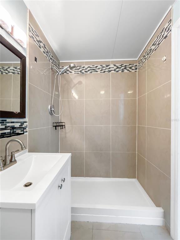 133 18th Street Northwest Ruskin, FL 33570 - Photo 21 of 25 a bathroom with a bathtub and a sink